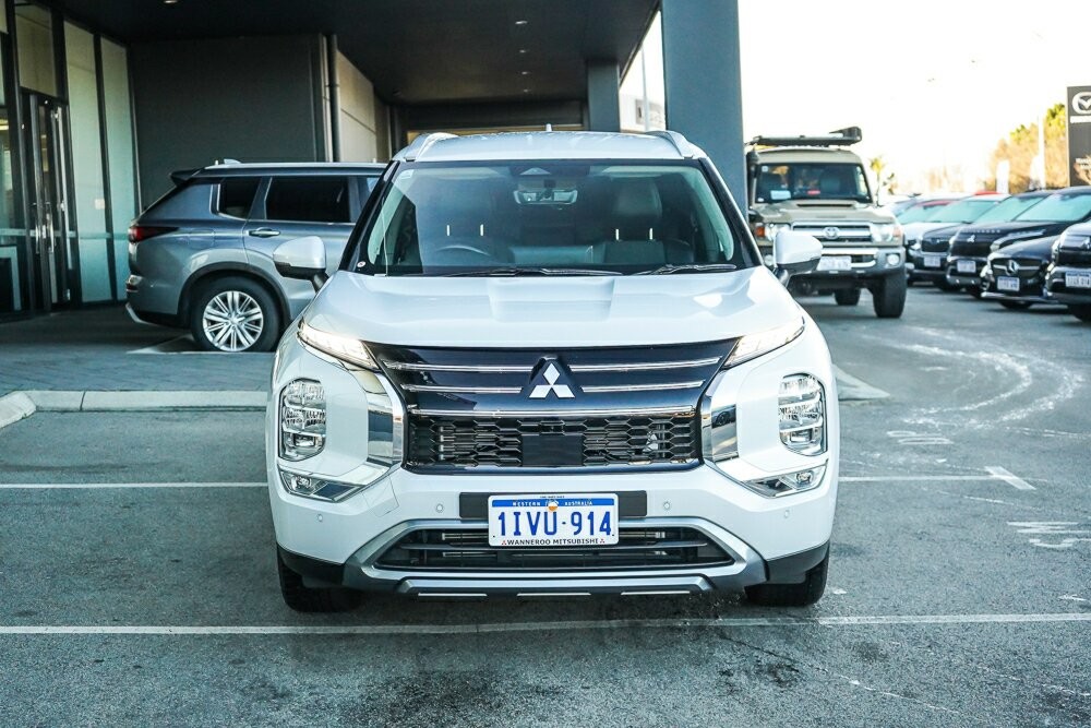 Mitsubishi Outlander image 2