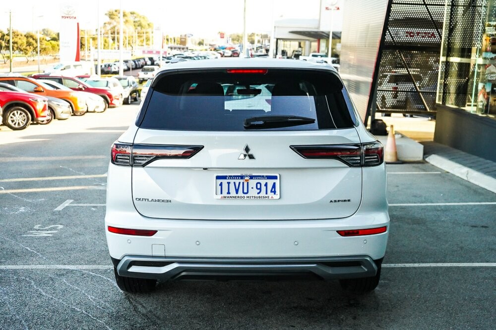 Mitsubishi Outlander image 4
