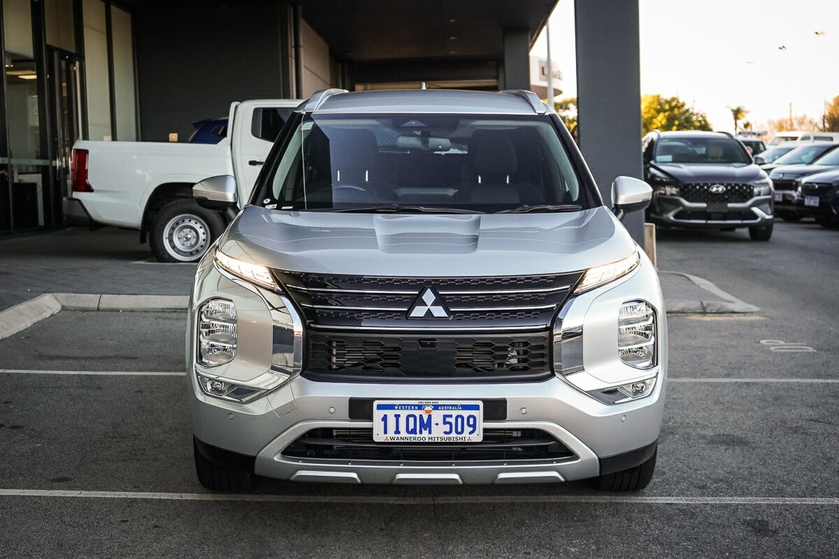 Mitsubishi Outlander image 2