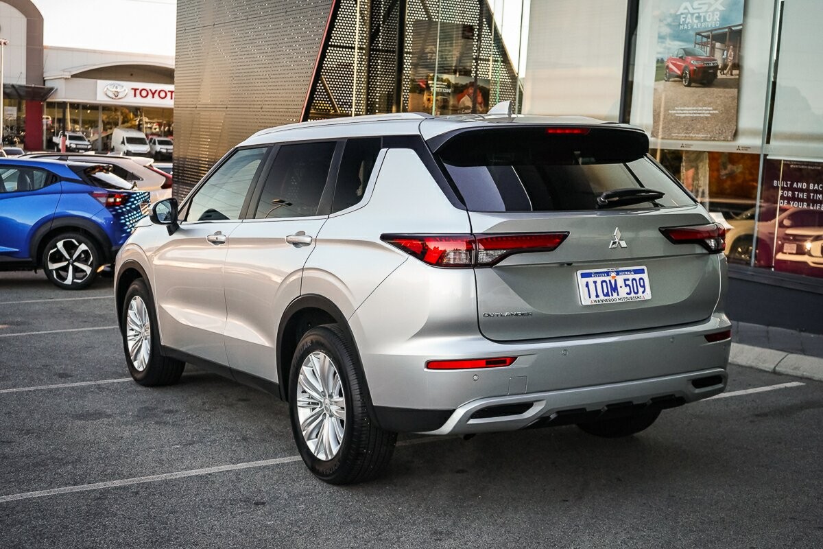 Mitsubishi Outlander image 3