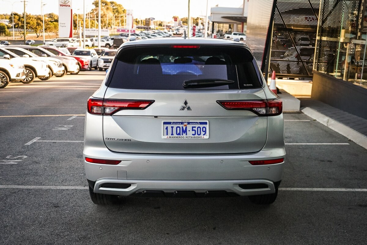 Mitsubishi Outlander image 4