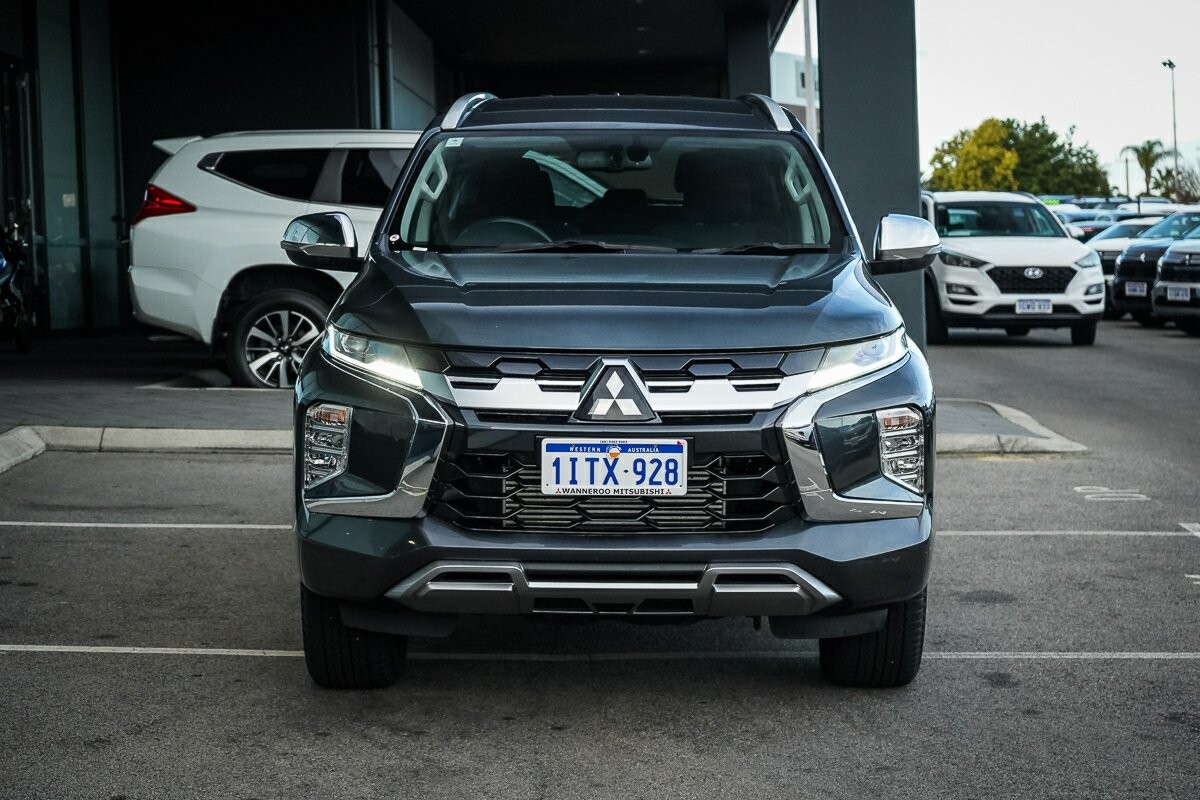 Mitsubishi Pajero Sport image 2