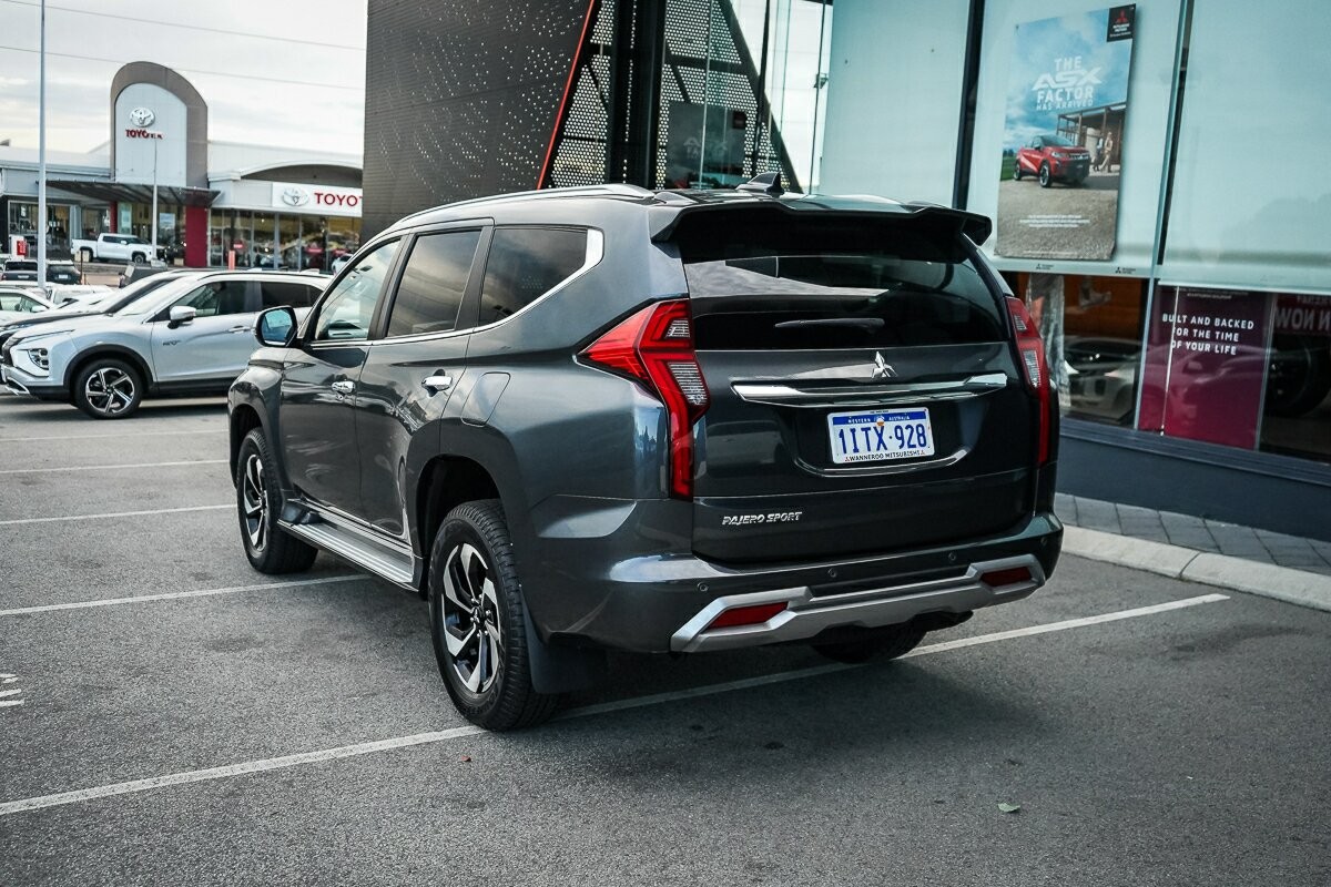 Mitsubishi Pajero Sport image 3