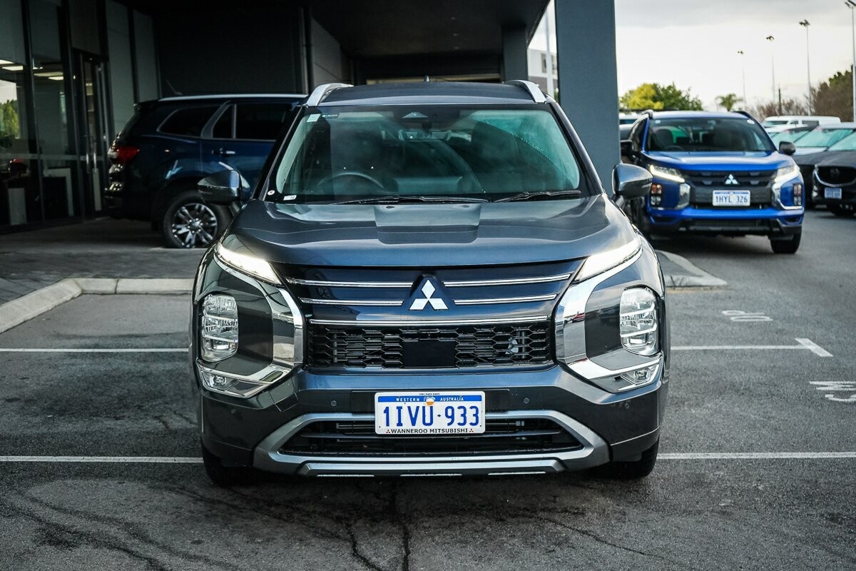 Mitsubishi Outlander image 2