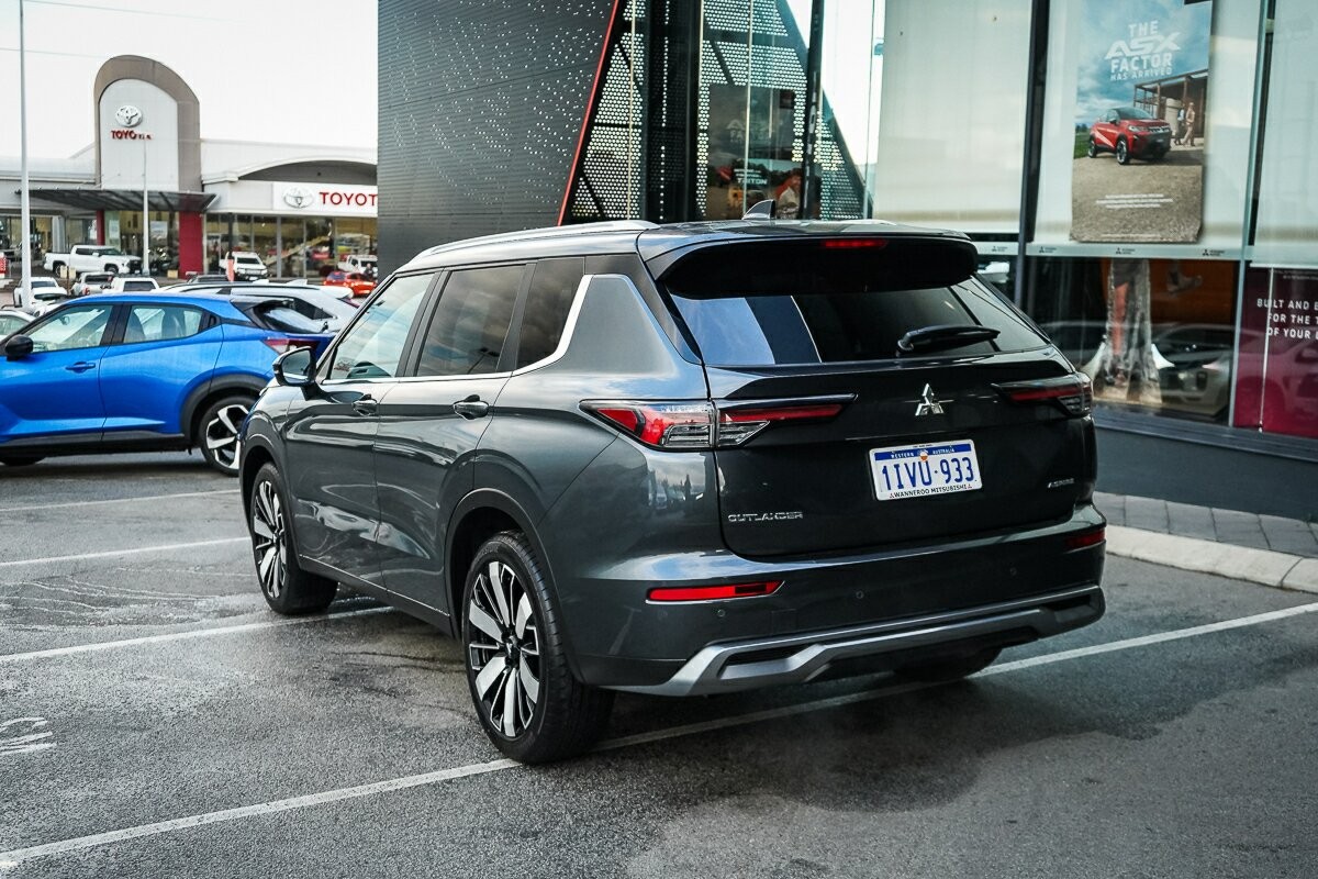 Mitsubishi Outlander image 3