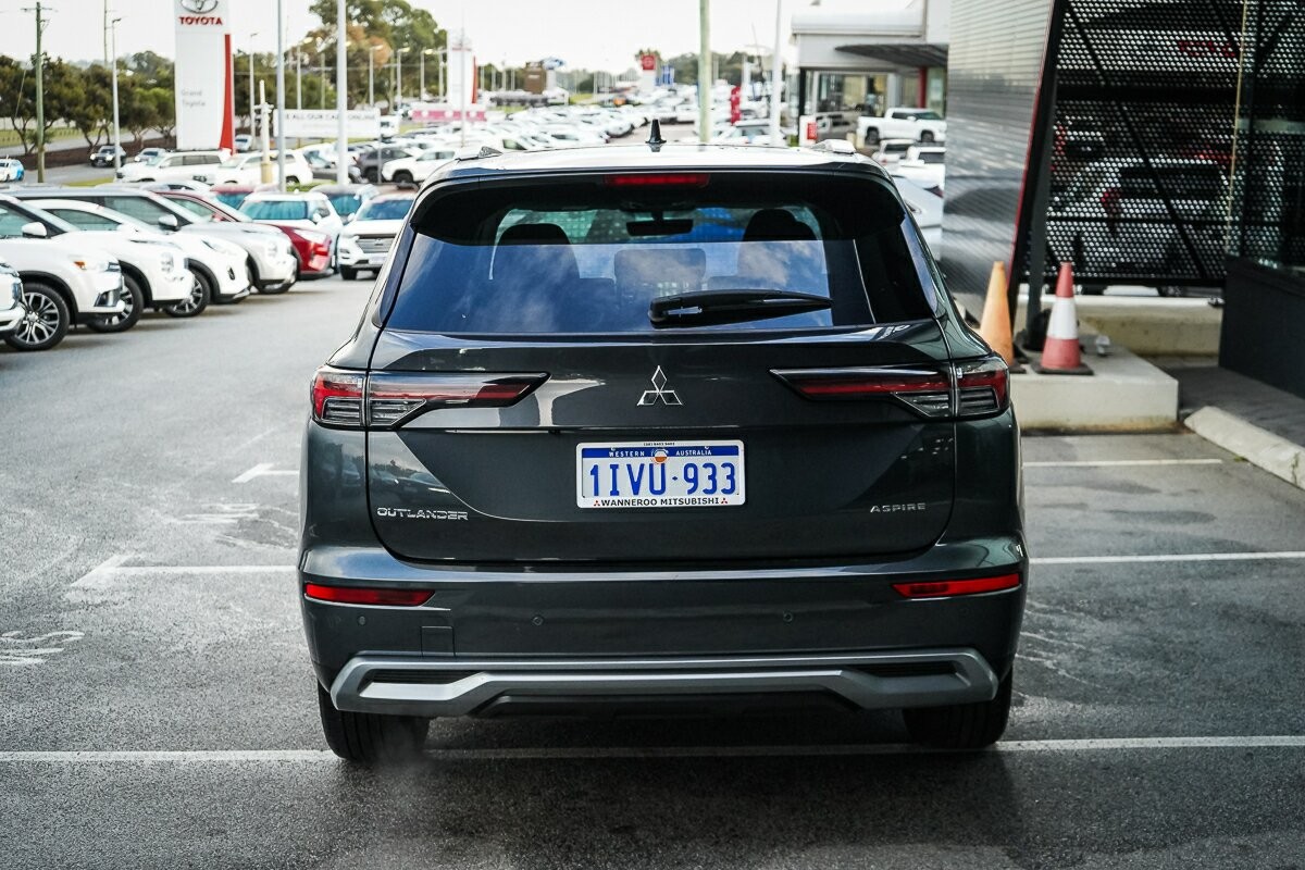 Mitsubishi Outlander image 4