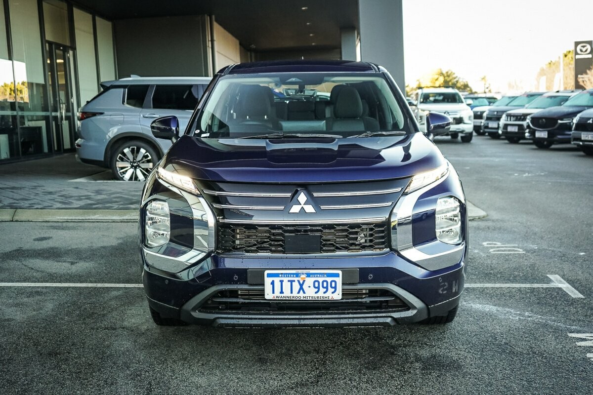 Mitsubishi Outlander image 2