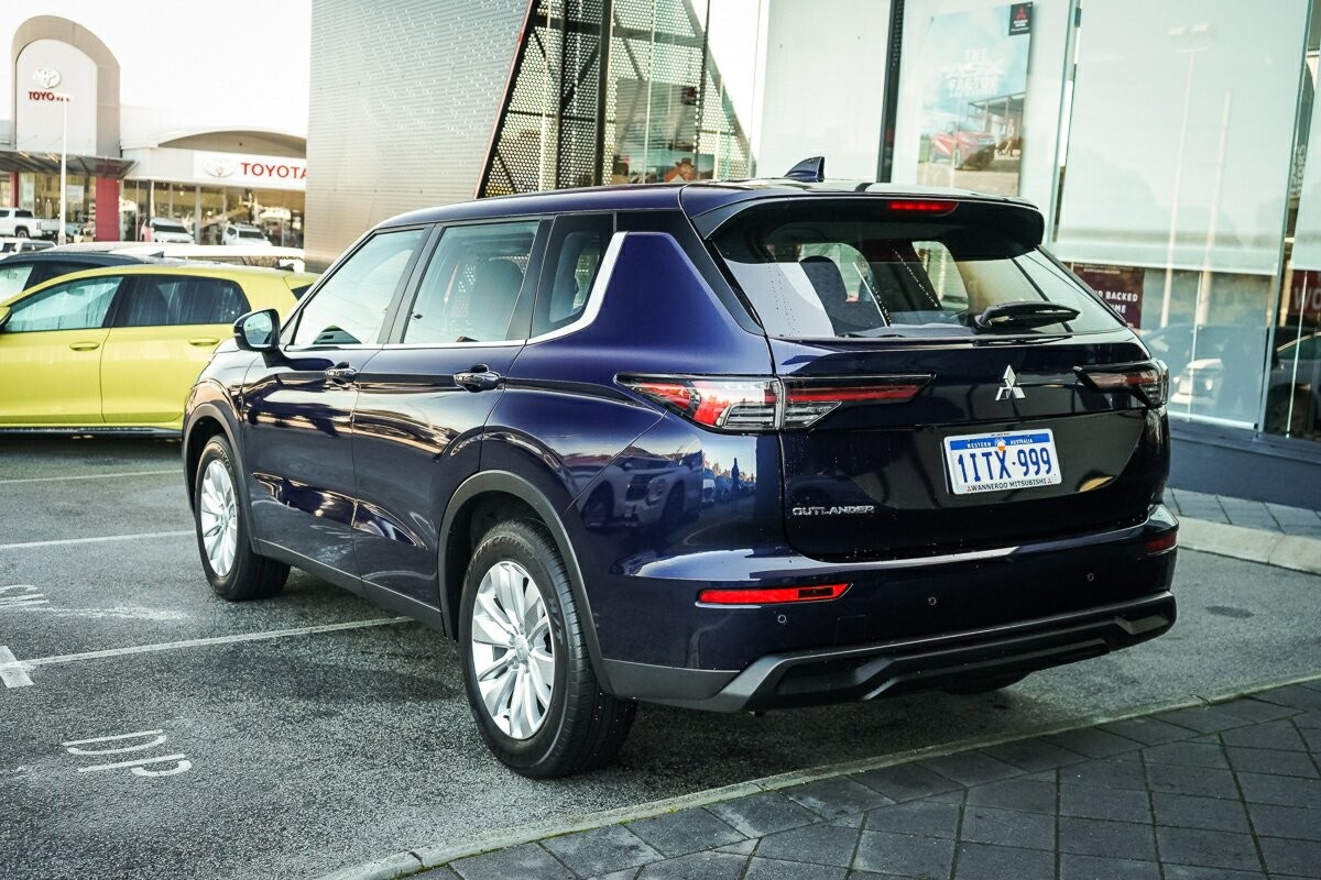 Mitsubishi Outlander image 3