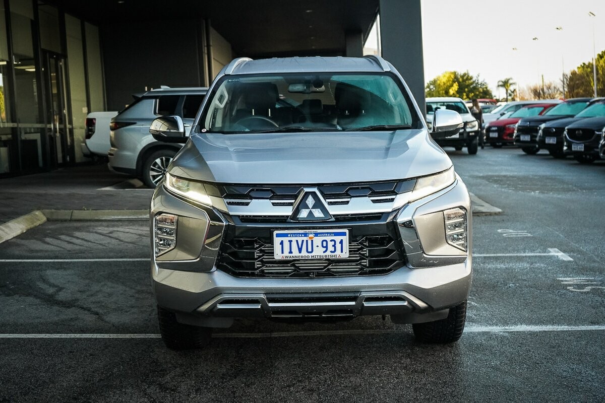 Mitsubishi Pajero Sport image 2