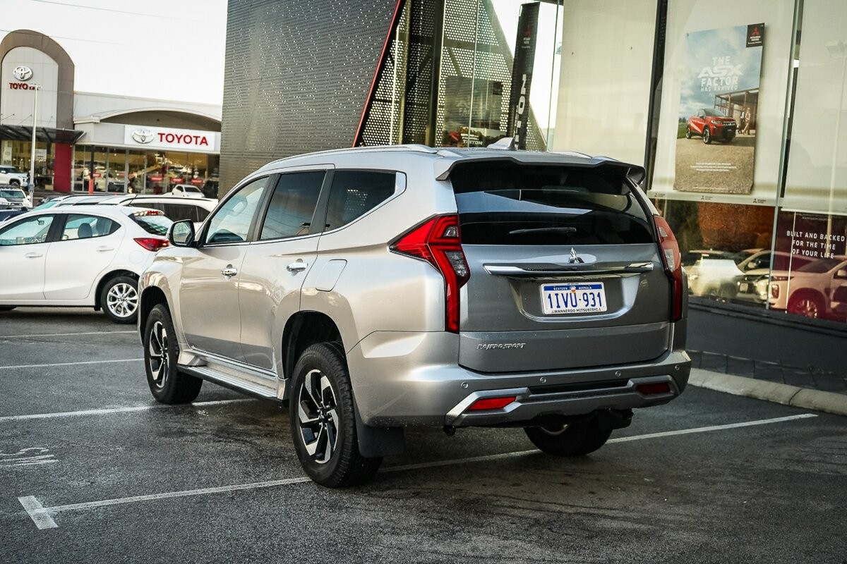 Mitsubishi Pajero Sport image 3