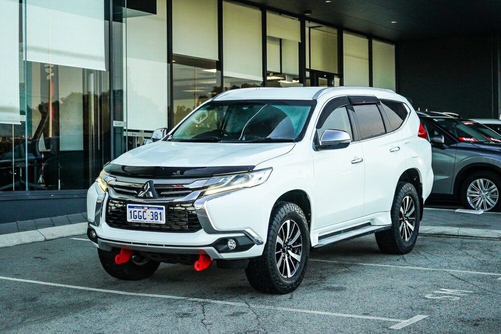 Mitsubishi Pajero Sport image 1