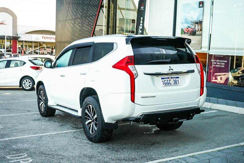 Mitsubishi Pajero Sport image 3