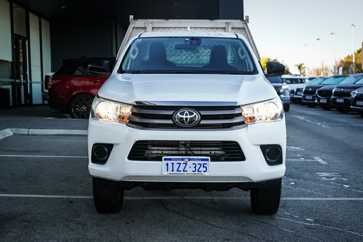 Toyota Hilux image 2