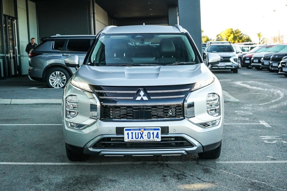 Mitsubishi Outlander image 2