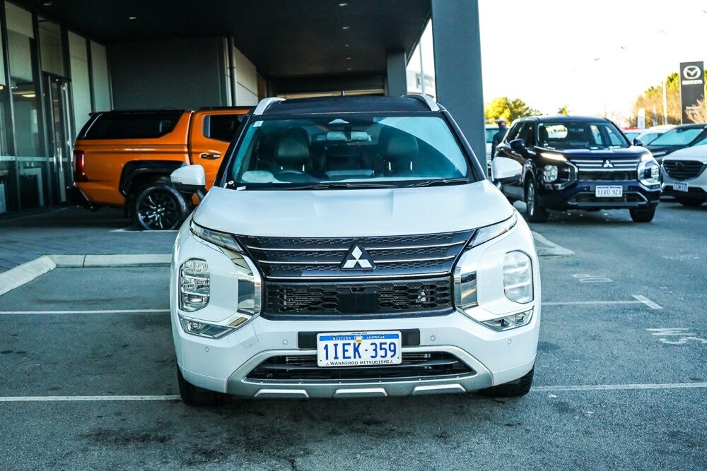 Mitsubishi Outlander image 2