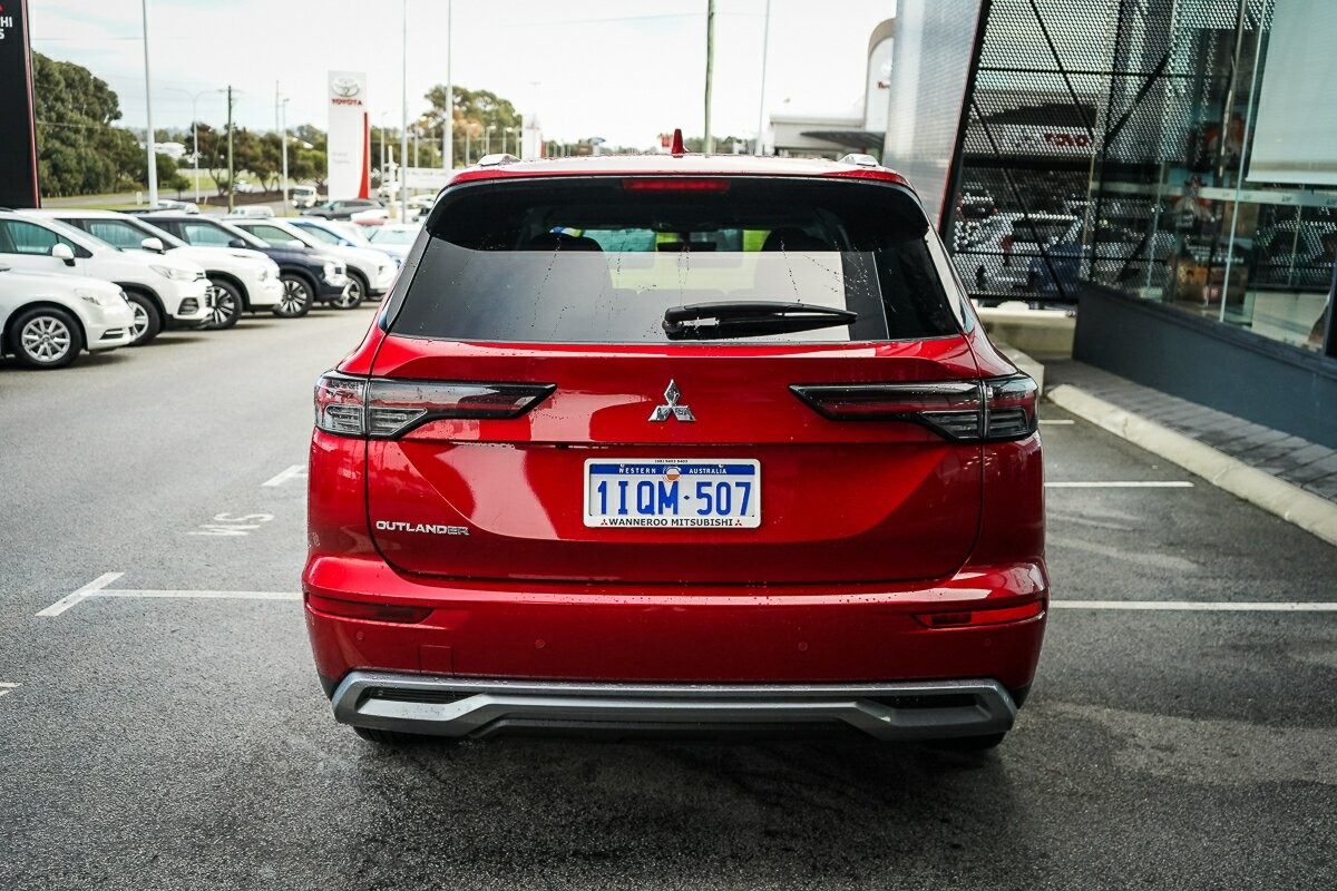 Mitsubishi Outlander image 4
