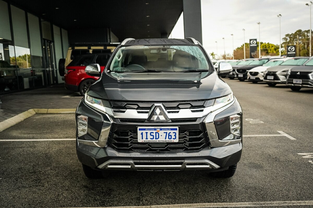 Mitsubishi Pajero Sport image 2