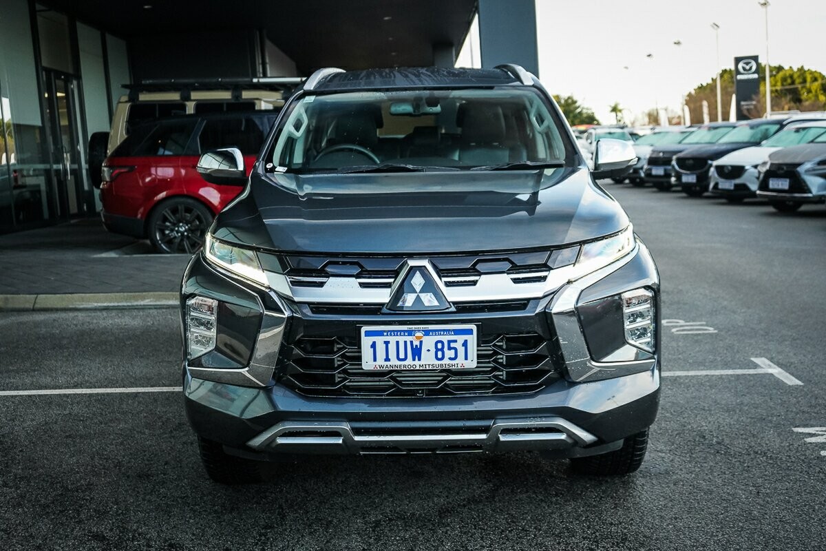 Mitsubishi Pajero Sport image 2