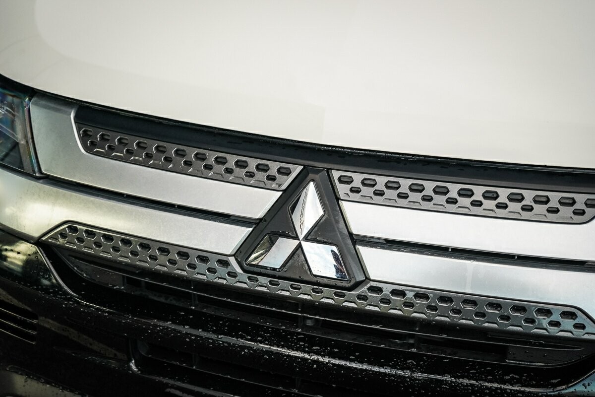 Mitsubishi Outlander image 3