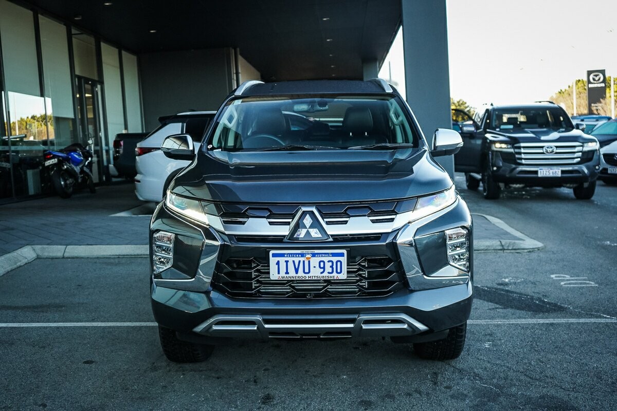 Mitsubishi Pajero Sport image 2