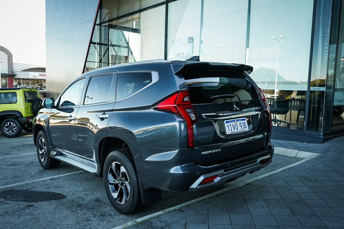 Mitsubishi Pajero Sport image 3
