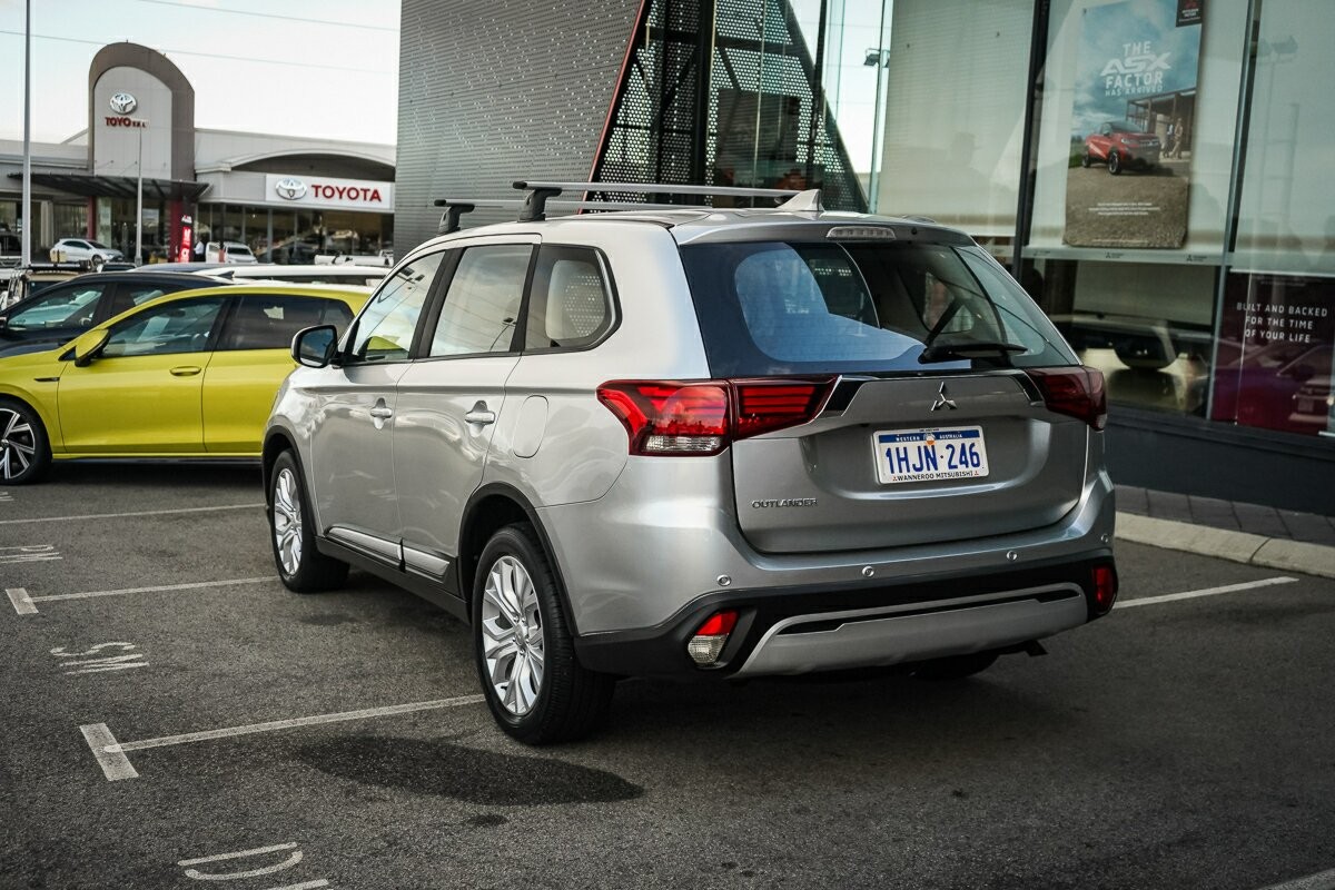 Mitsubishi Outlander image 3