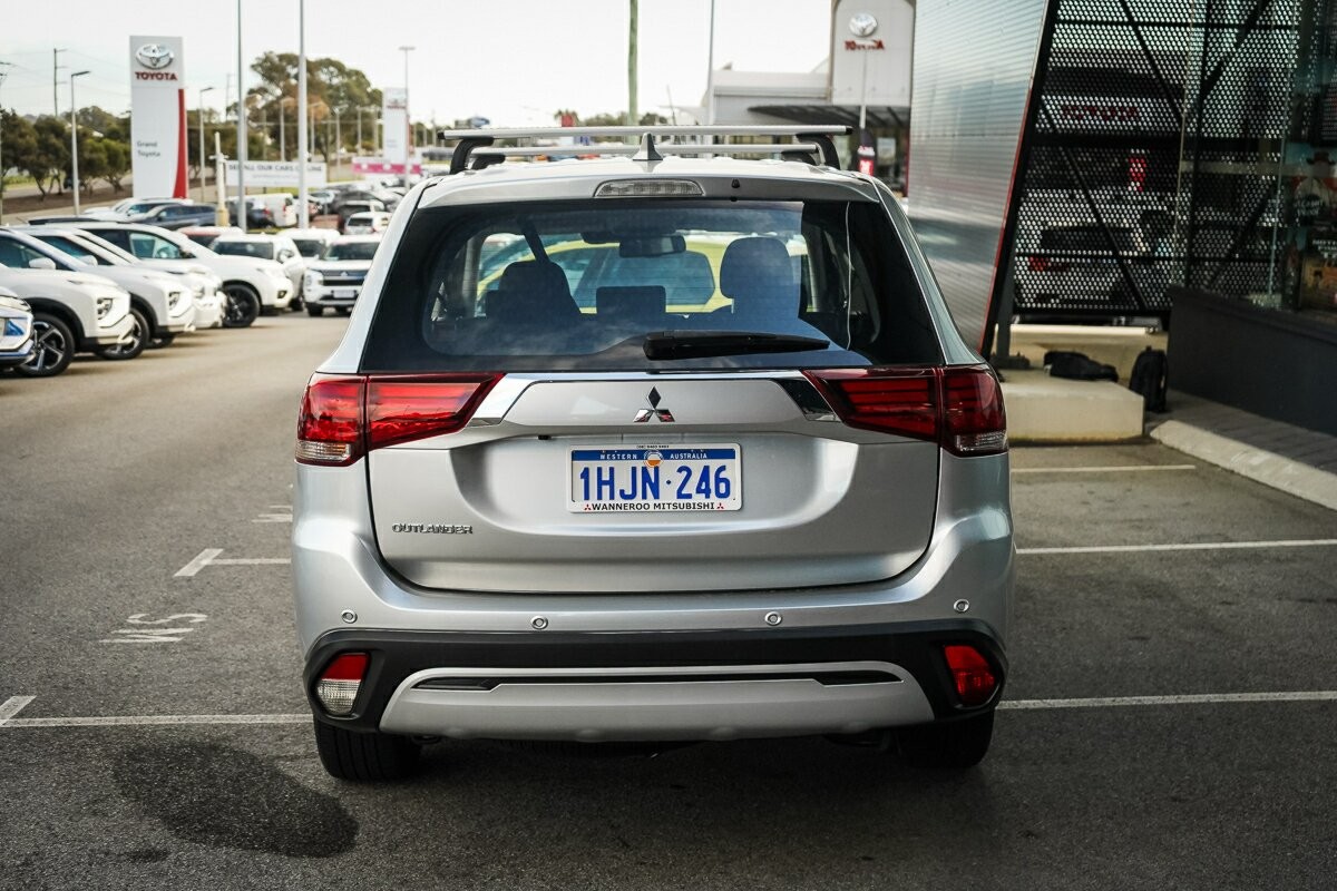 Mitsubishi Outlander image 4