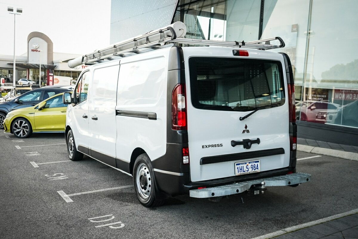 Mitsubishi Express image 3