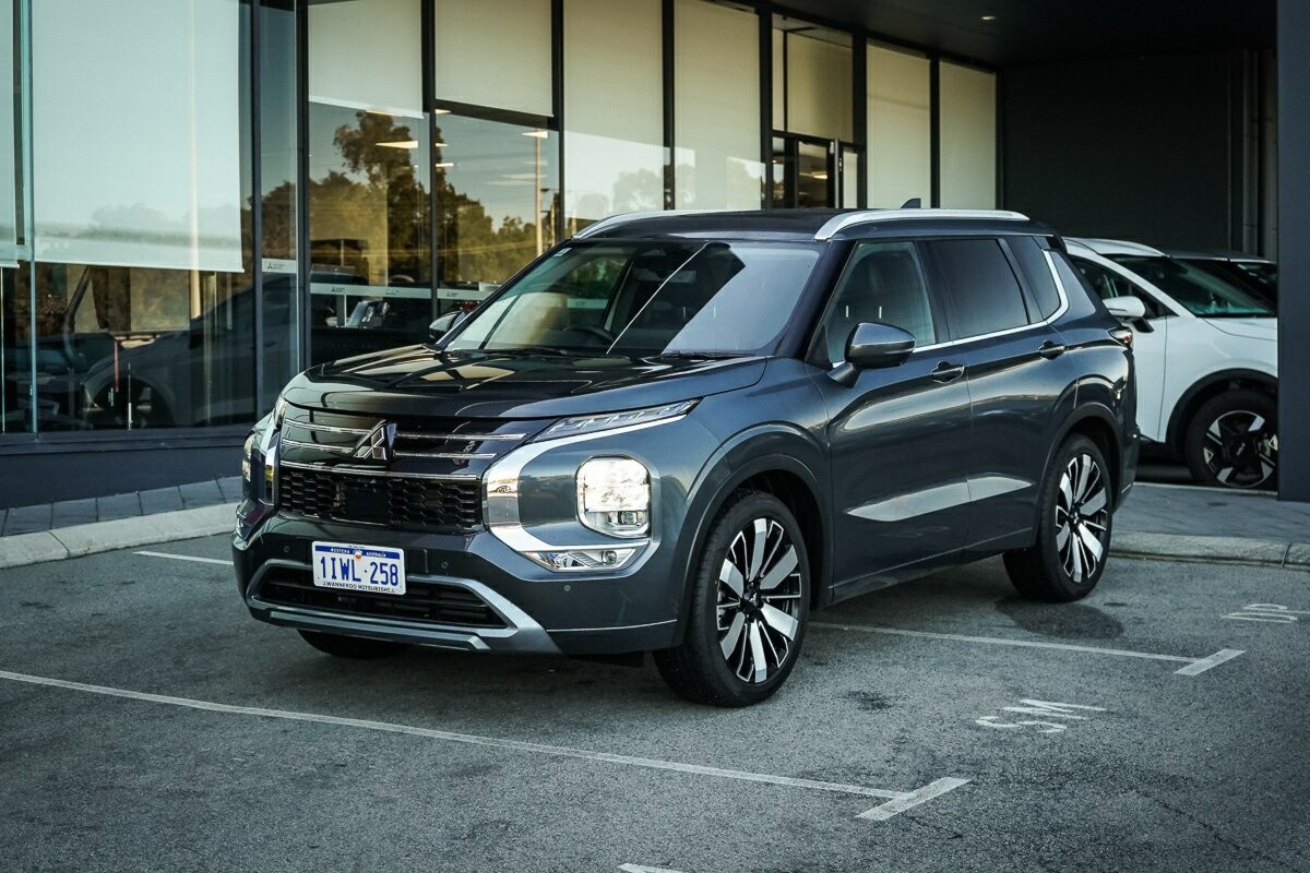 Mitsubishi Outlander image 1
