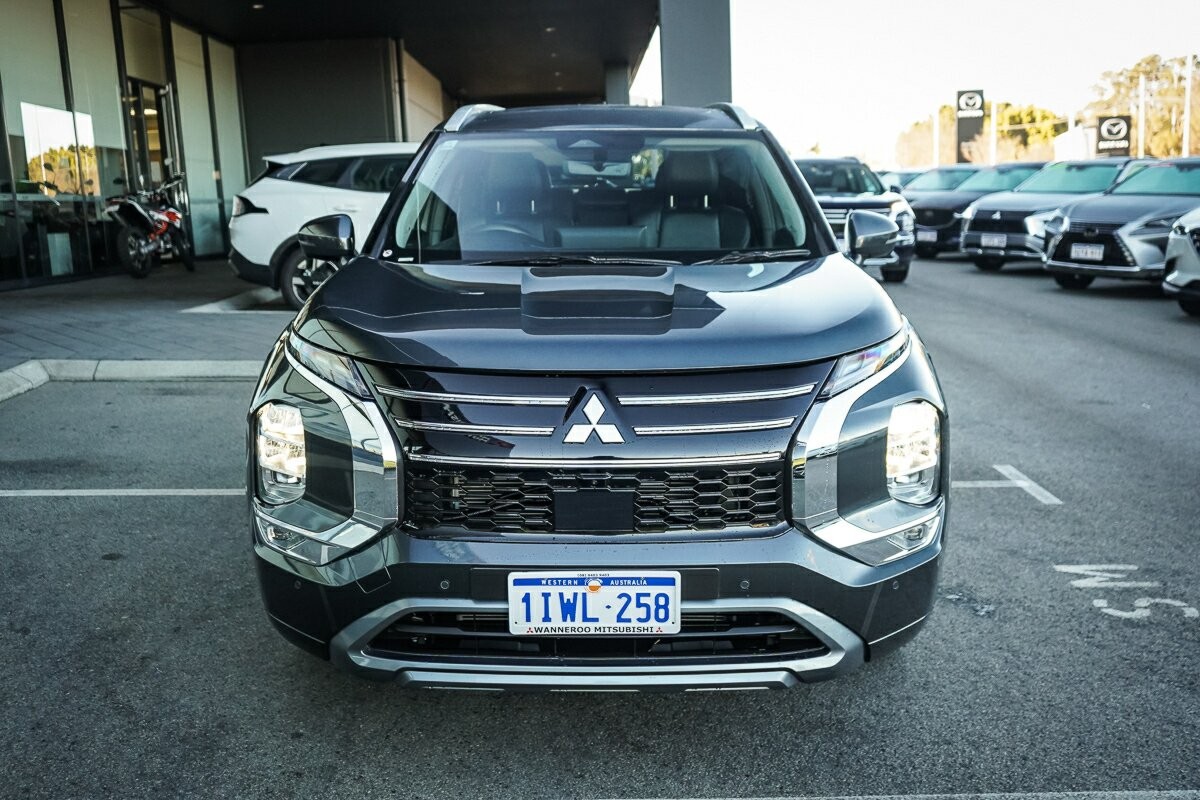 Mitsubishi Outlander image 2