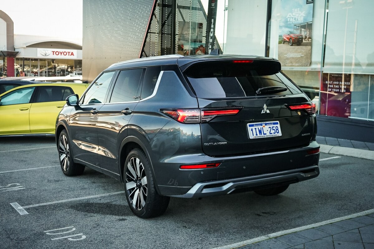 Mitsubishi Outlander image 4