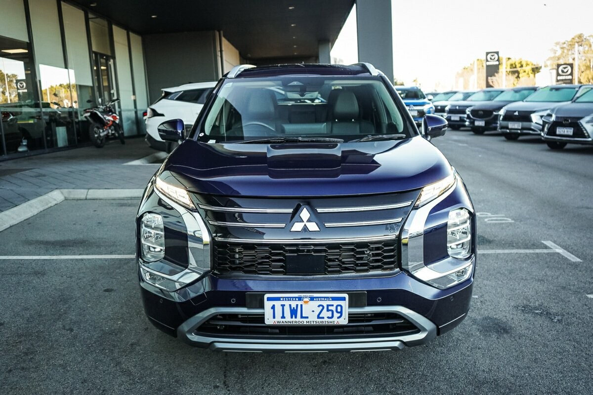 Mitsubishi Outlander image 2