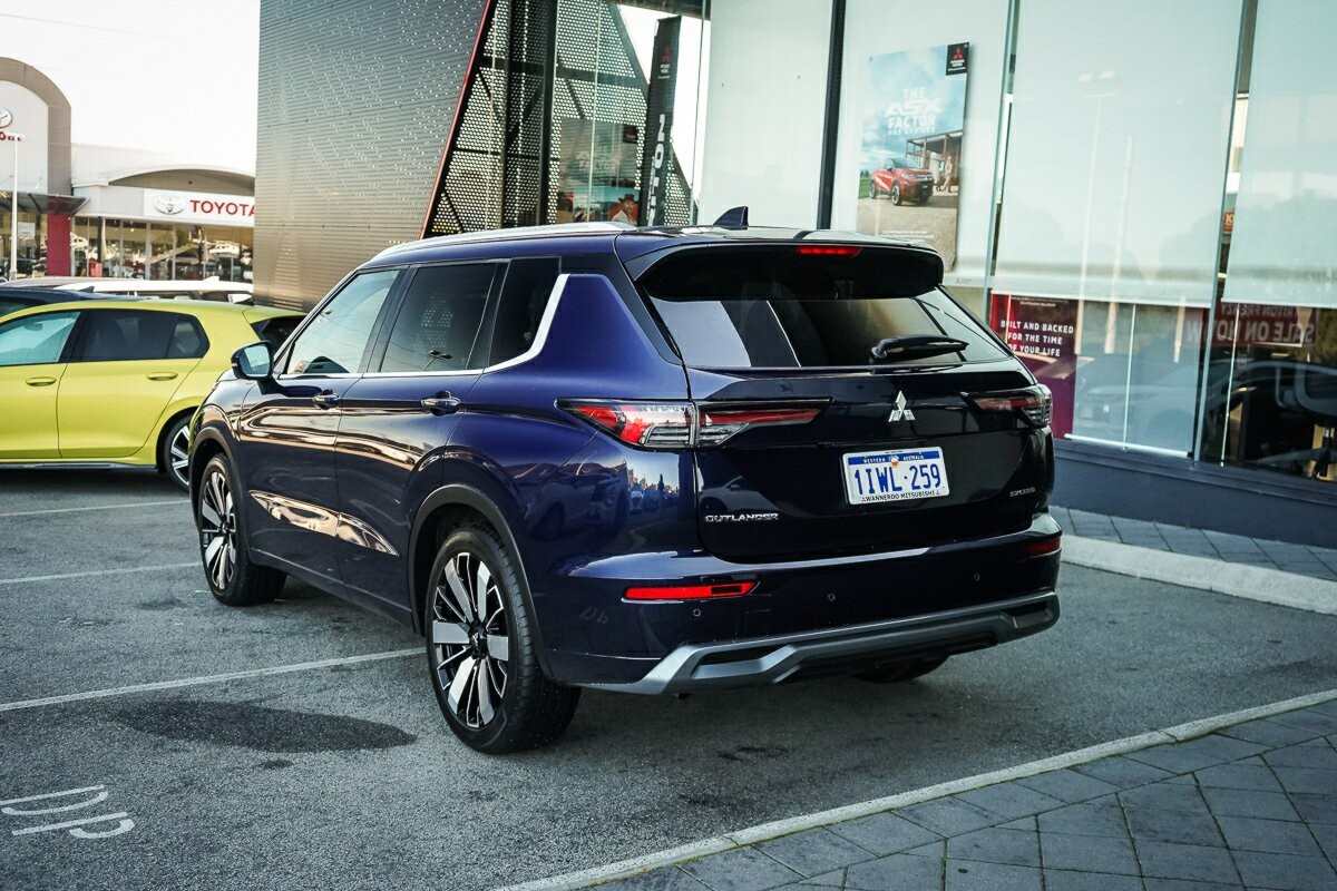 Mitsubishi Outlander image 4