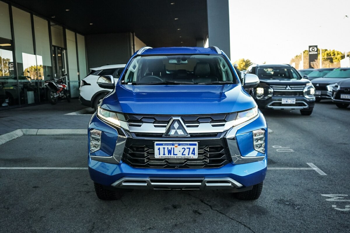 Mitsubishi Pajero Sport image 2