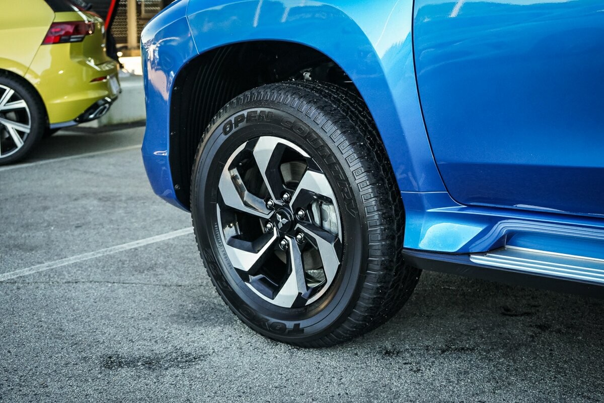 Mitsubishi Pajero Sport image 4