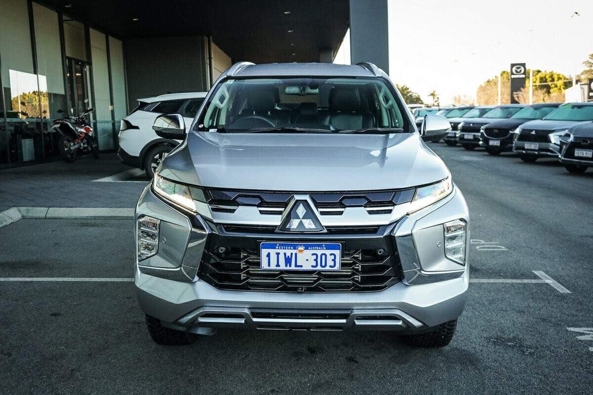 Mitsubishi Pajero Sport image 2