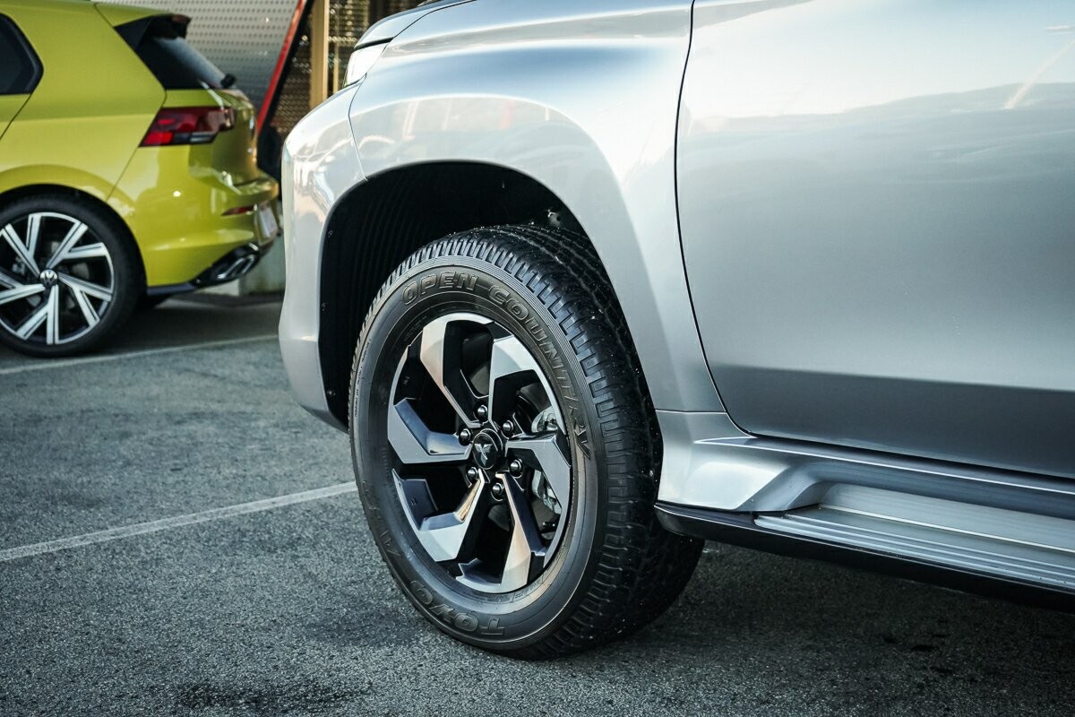 Mitsubishi Pajero Sport image 3