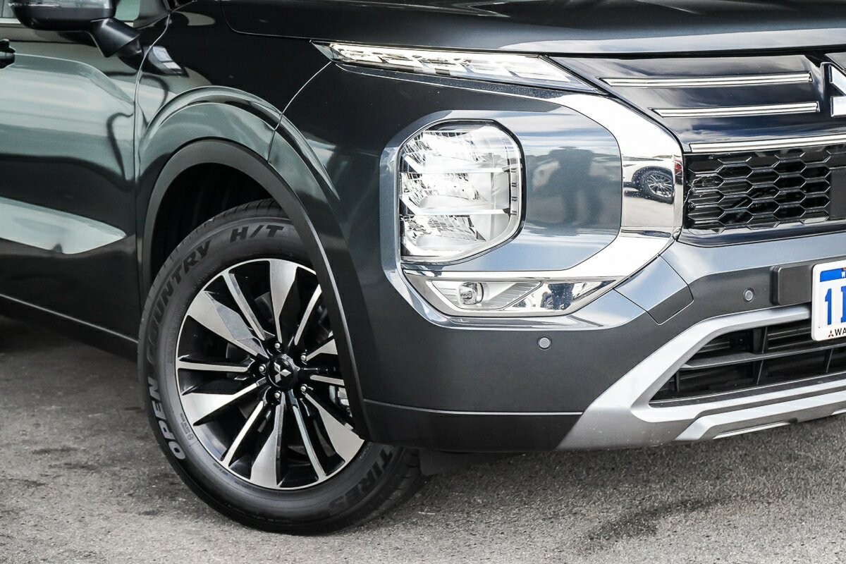 Mitsubishi Outlander image 2