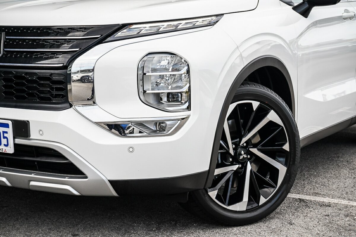Mitsubishi Outlander image 2
