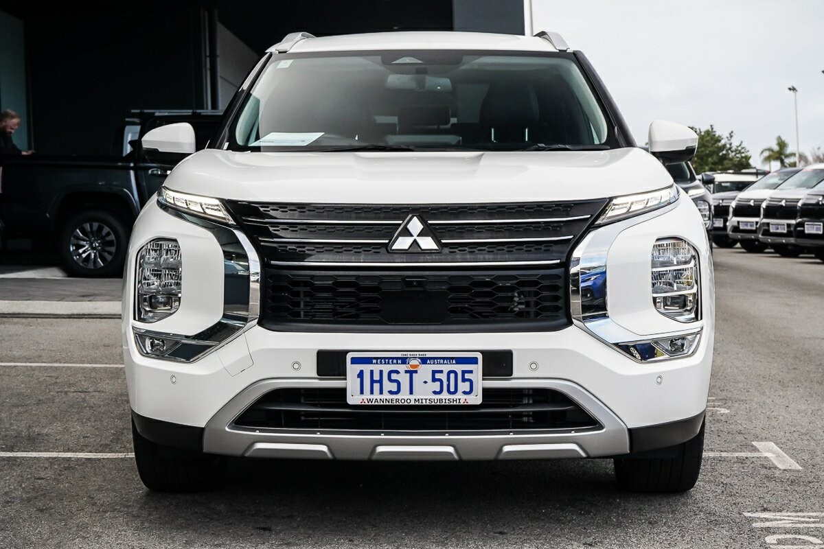 Mitsubishi Outlander image 3