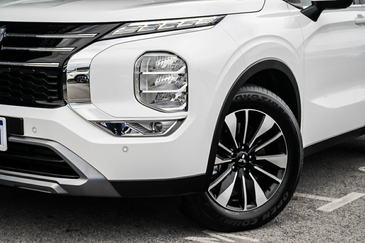 Mitsubishi Outlander image 2