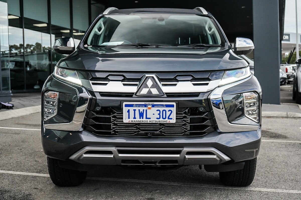 Mitsubishi Pajero Sport image 2