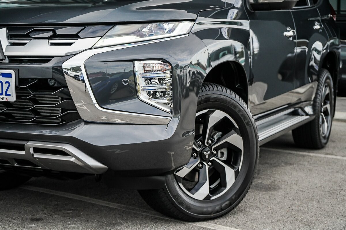 Mitsubishi Pajero Sport image 3