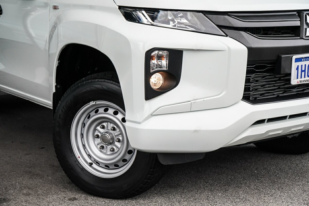 Mitsubishi Triton image 2