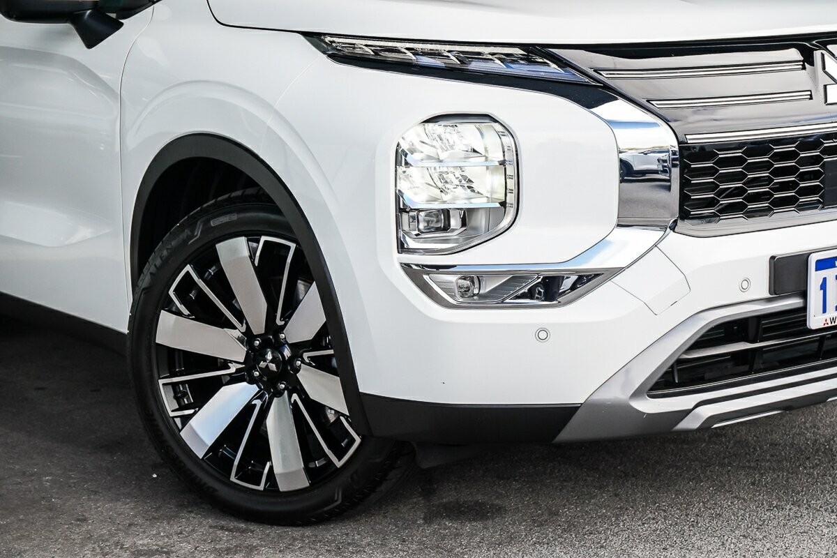 Mitsubishi Outlander image 2