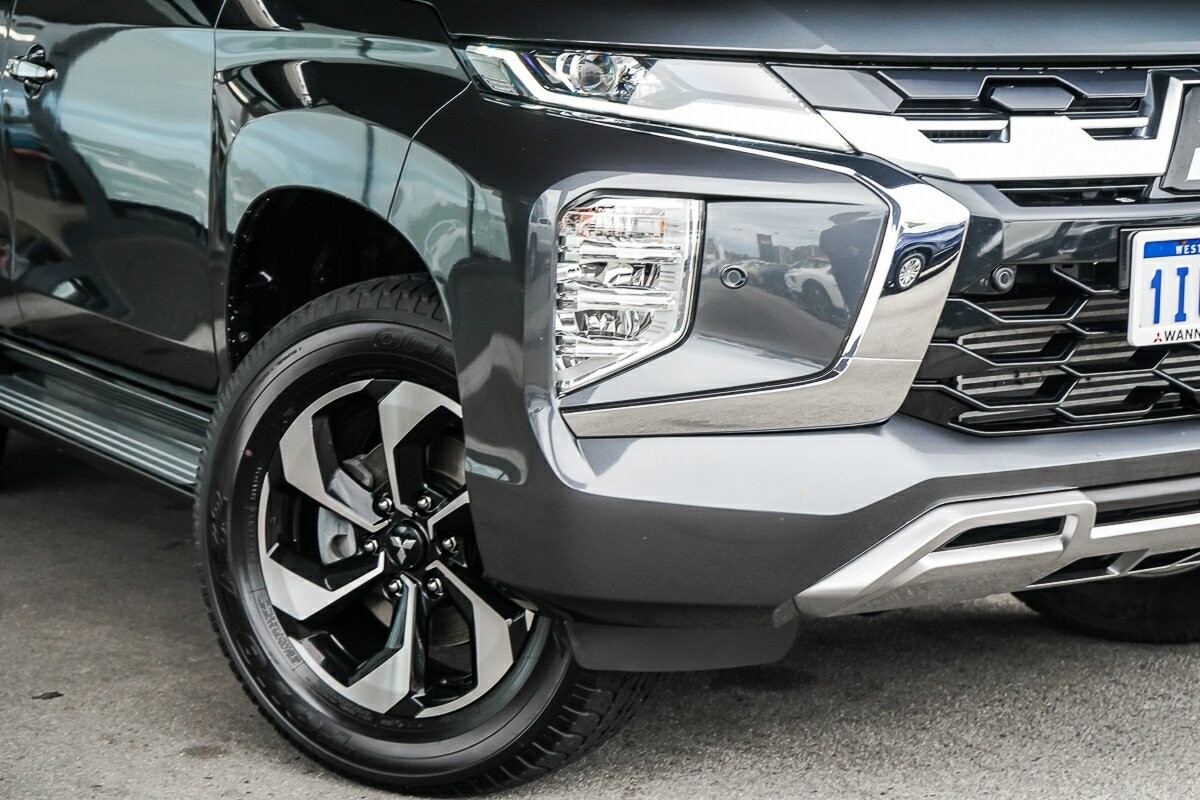 Mitsubishi Pajero Sport image 2