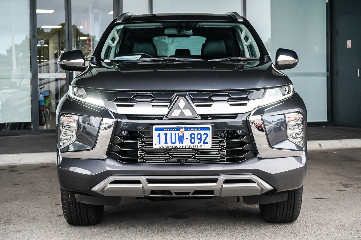Mitsubishi Pajero Sport image 3