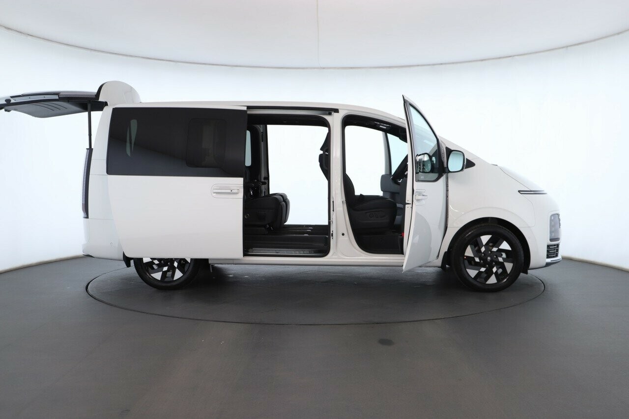 Hyundai Staria image 2