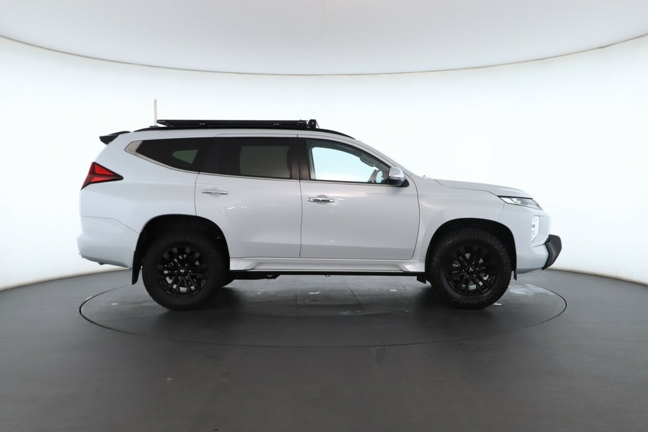 Mitsubishi Pajero Sport image 2