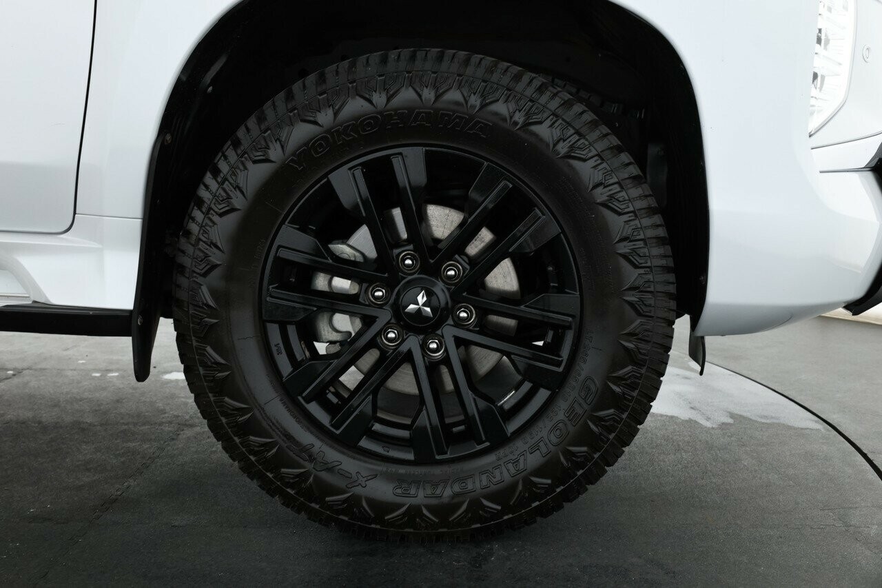 Mitsubishi Pajero Sport image 3